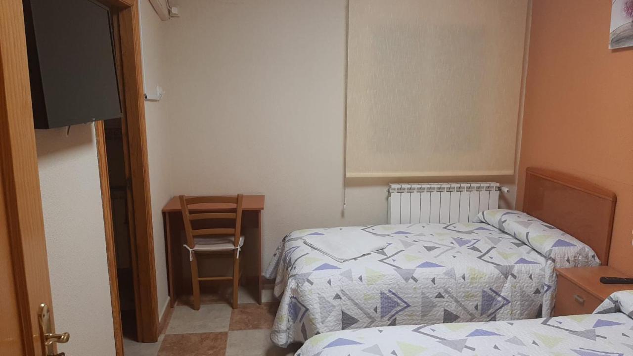 Hostal Los Amigos La Roda Zewnętrze zdjęcie