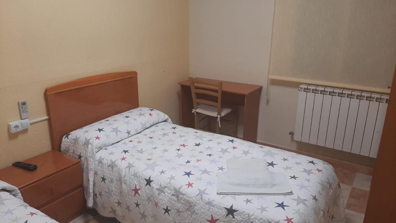 Hostal Los Amigos La Roda Zewnętrze zdjęcie